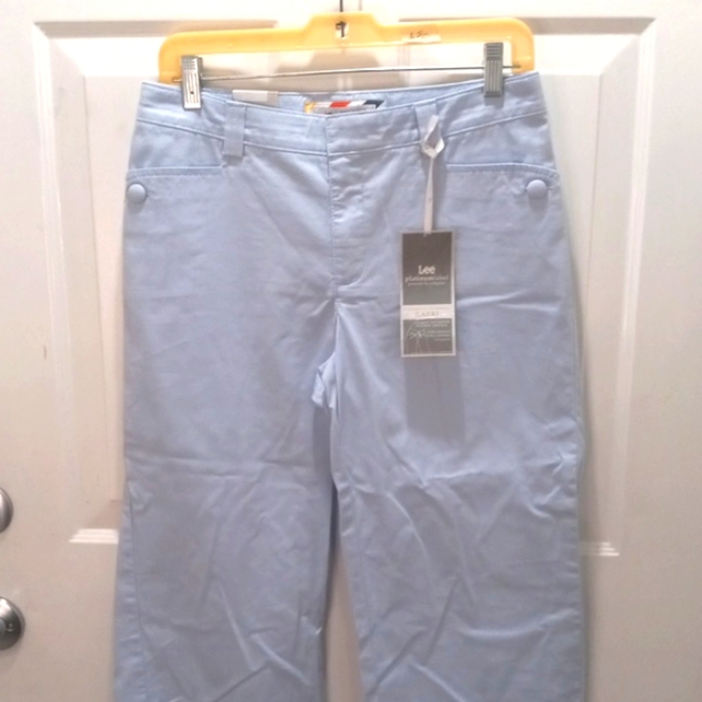 Lee Naturally Slimming Light Blue Capris Size 8